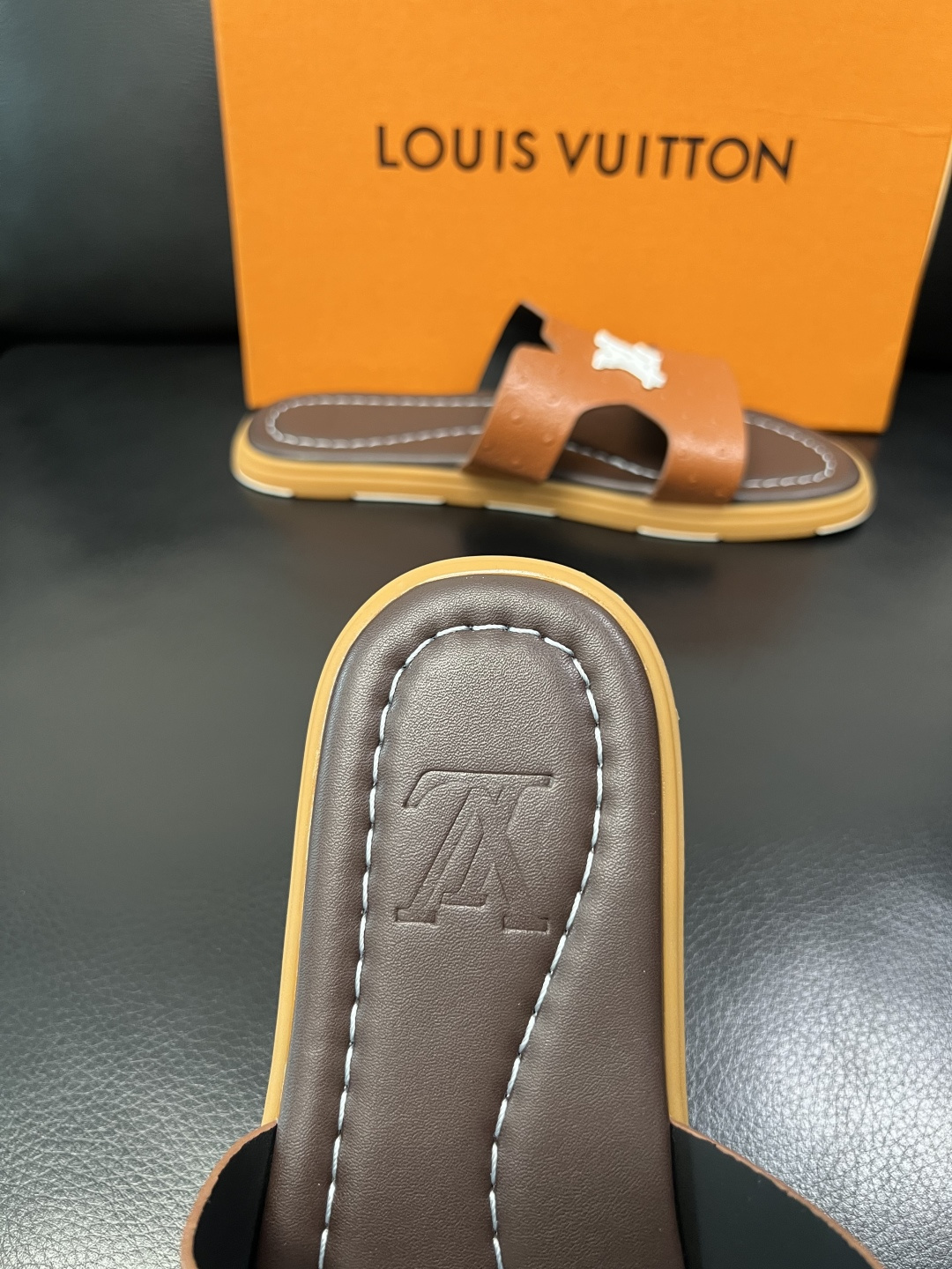 Lv 高品质 顶级工艺品 路易威登，拖鞋 专柜同步原厂配置，鞋面意大利进口，高品质拼接缤纷色彩复杂工艺品