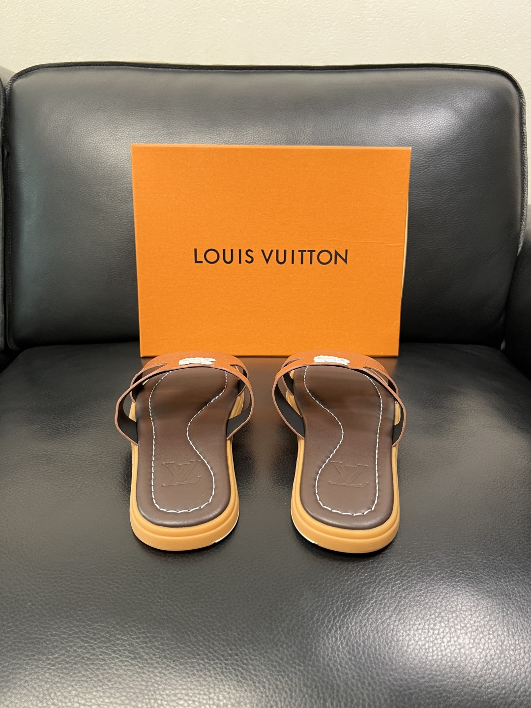 Lv 高品质 顶级工艺品 路易威登，拖鞋 专柜同步原厂配置，鞋面意大利进口，高品质拼接缤纷色彩复杂工艺品