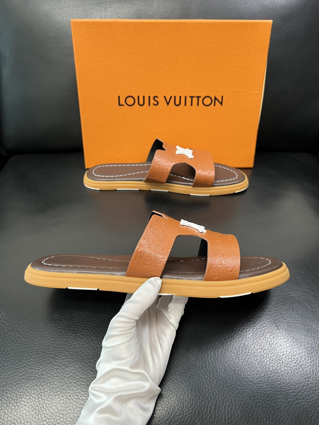 Lv 高品质 顶级工艺品 路易威登，拖鞋 专柜同步原厂配置，鞋面意大利进口，高品质拼接缤纷色彩复杂工艺品