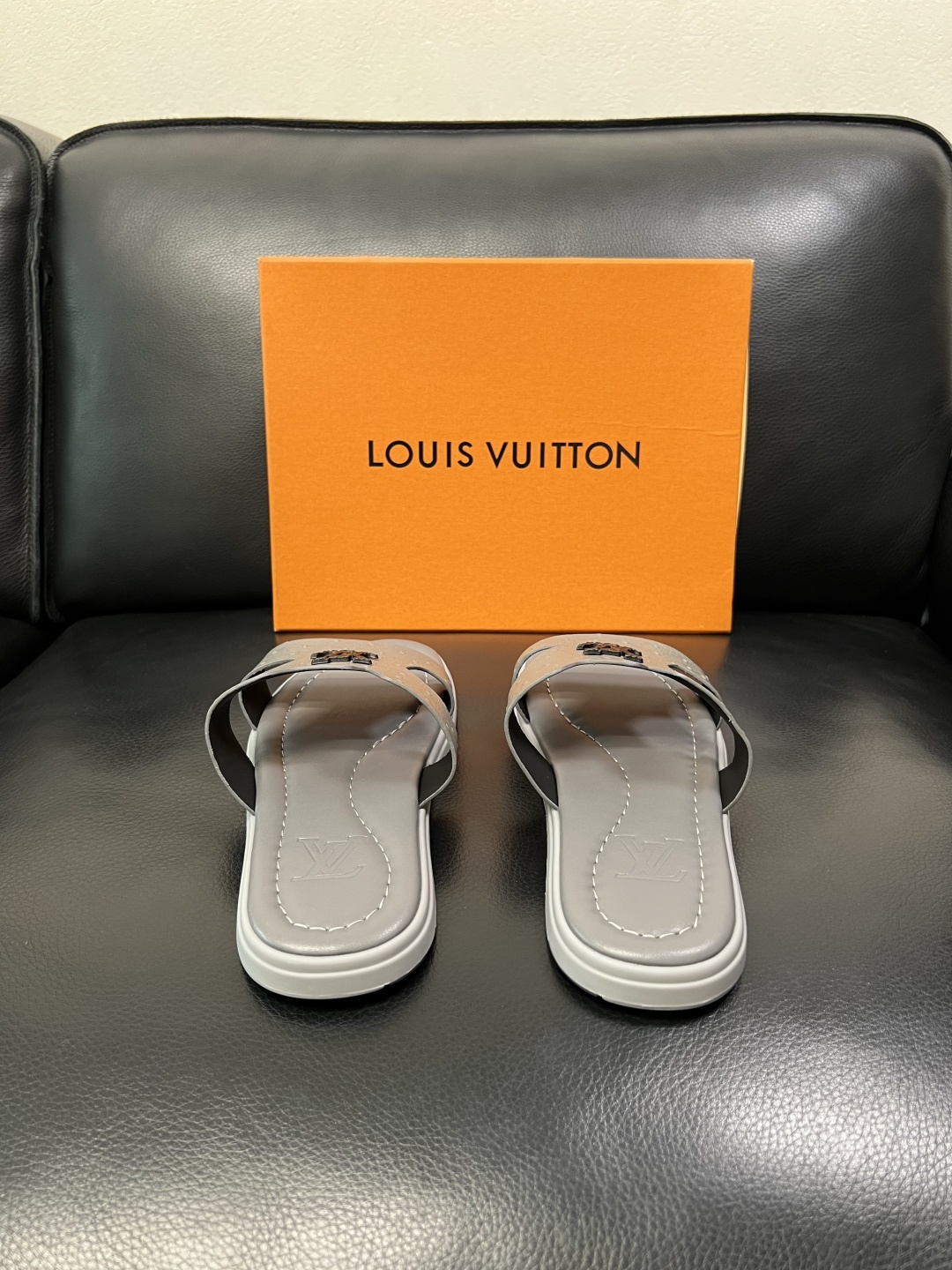 Lv 高品质 顶级工艺品 路易威登，拖鞋 专柜同步原厂配置，鞋面意大利进口，高品质拼接缤纷色彩复杂工艺品