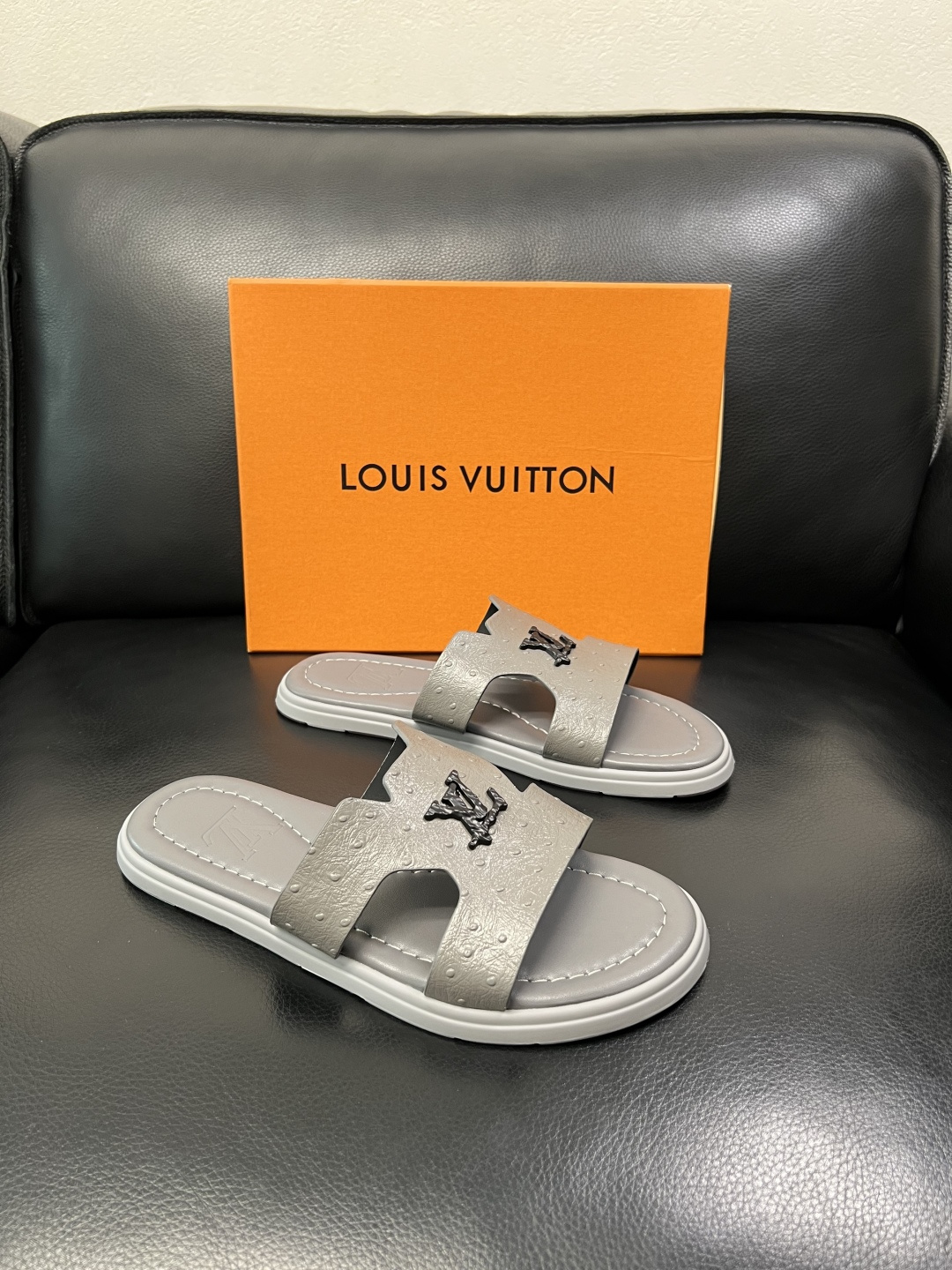 Lv 高品质 顶级工艺品 路易威登，拖鞋 专柜同步原厂配置，鞋面意大利进口，高品质拼接缤纷色彩复杂工艺品