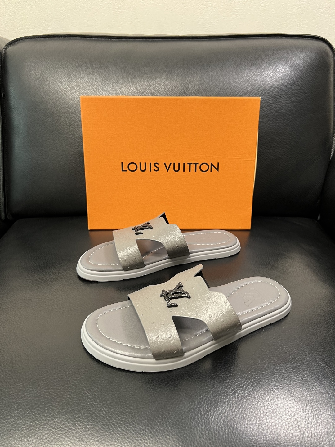 Lv 高品质 顶级工艺品 路易威登，拖鞋 专柜同步原厂配置，鞋面意大利进口，高品质拼接缤纷色彩复杂工艺品