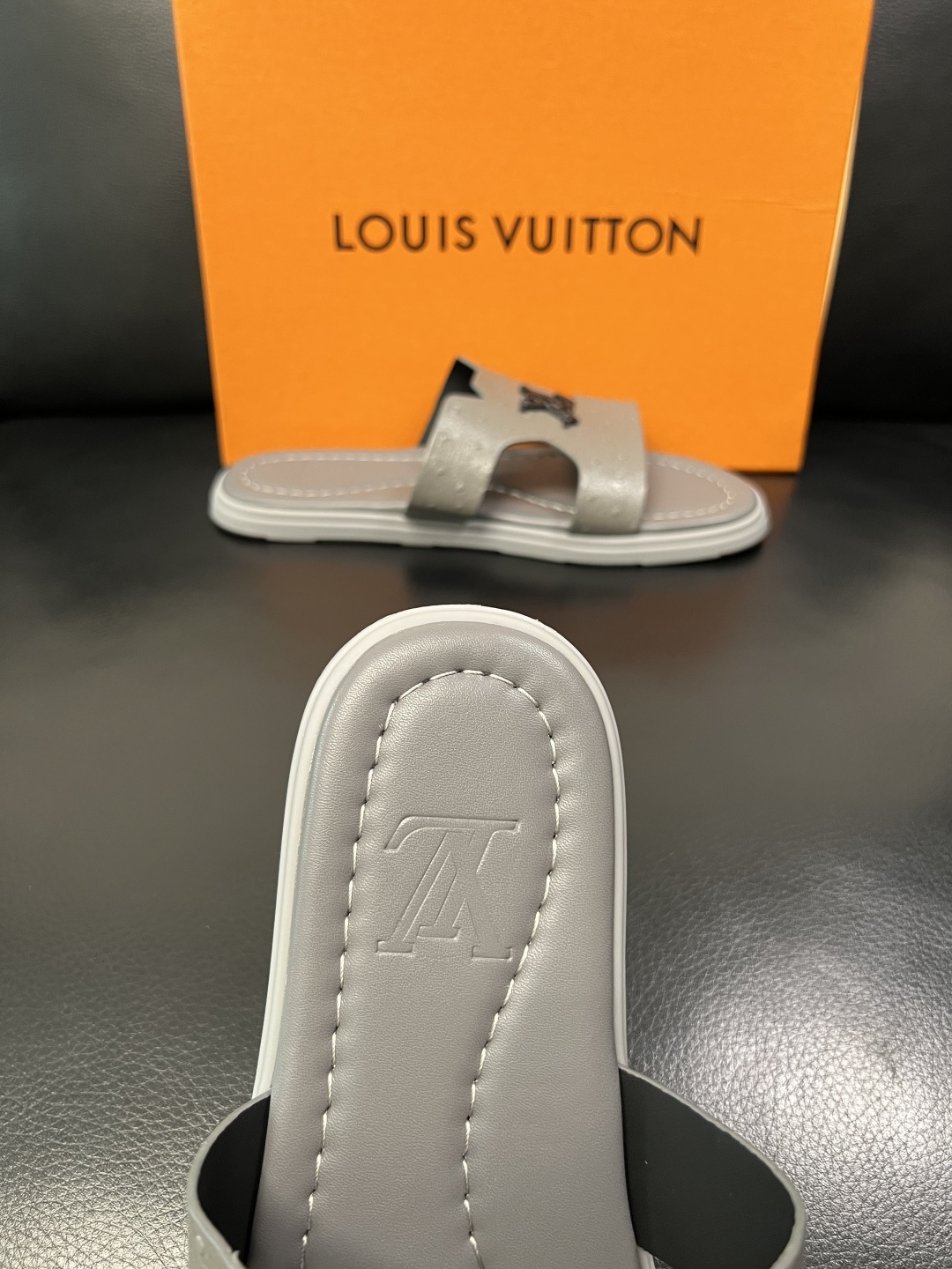 Lv 高品质 顶级工艺品 路易威登，拖鞋 专柜同步原厂配置，鞋面意大利进口，高品质拼接缤纷色彩复杂工艺品