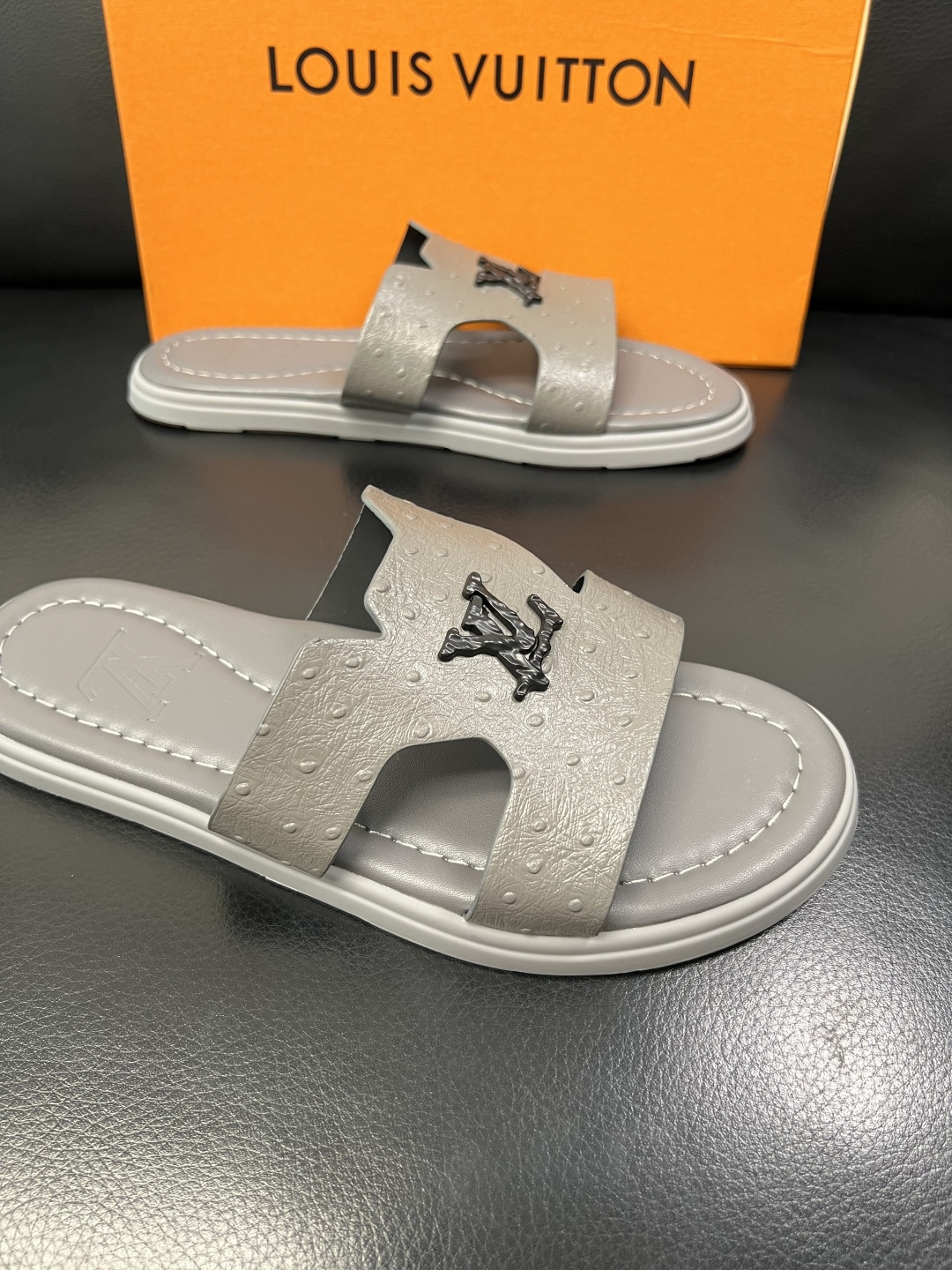 Lv 高品质 顶级工艺品 路易威登，拖鞋 专柜同步原厂配置，鞋面意大利进口，高品质拼接缤纷色彩复杂工艺品