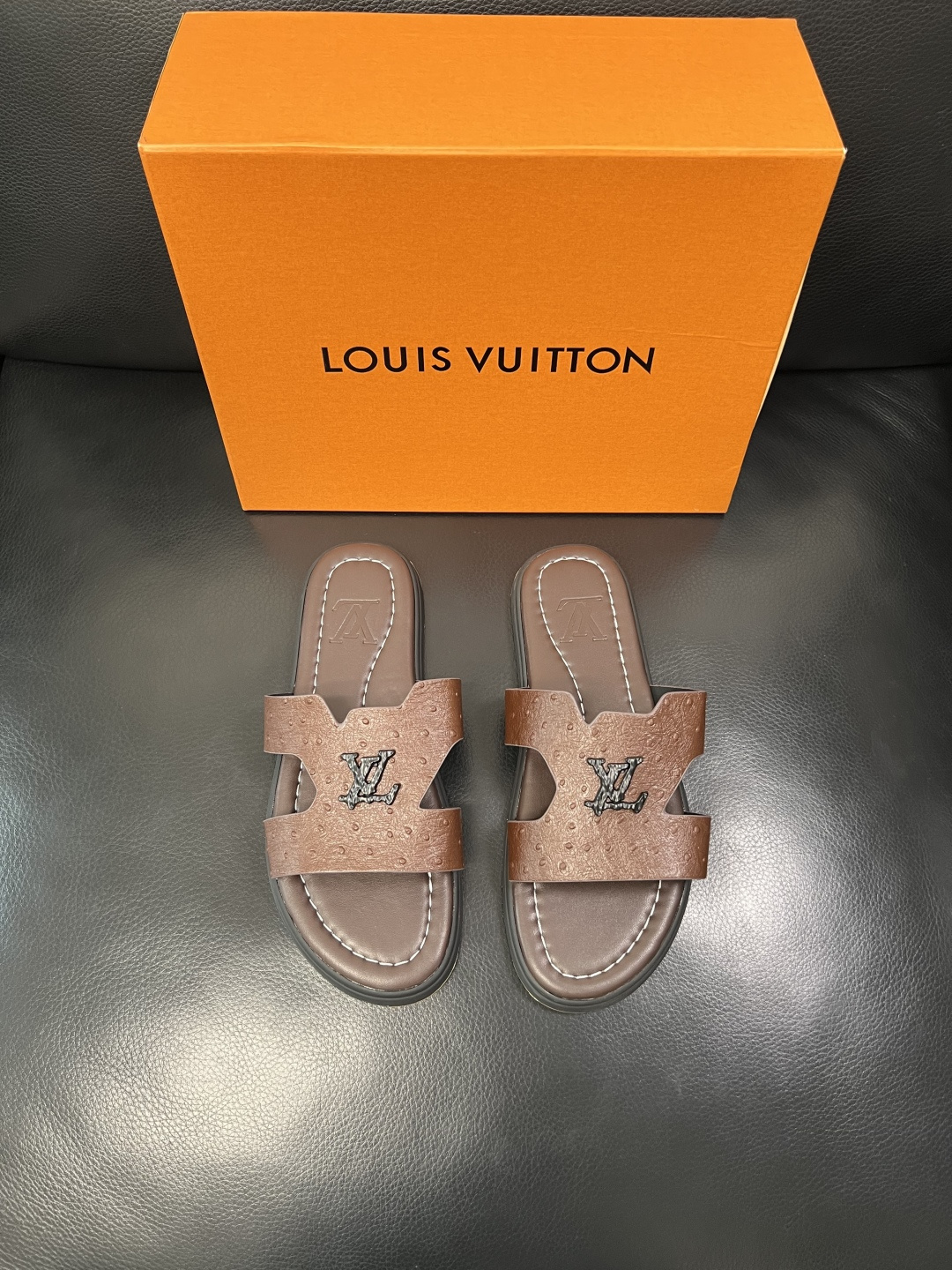 Lv 高品质 顶级工艺品 路易威登，拖鞋 专柜同步原厂配置，鞋面意大利进口，高品质拼接缤纷色彩复杂工艺品