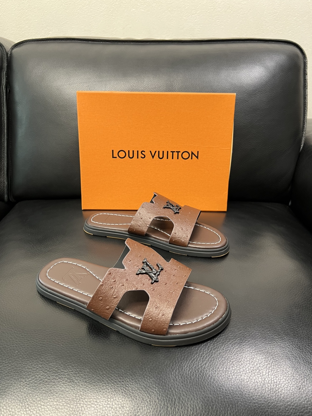 Lv 高品质 顶级工艺品 路易威登，拖鞋 专柜同步原厂配置，鞋面意大利进口，高品质拼接缤纷色彩复杂工艺品