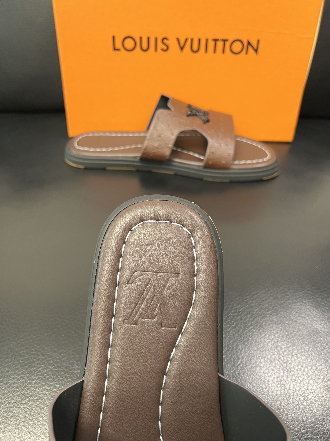 Lv 高品质 顶级工艺品 路易威登，拖鞋 专柜同步原厂配置，鞋面意大利进口，高品质拼接缤纷色彩复杂工艺品