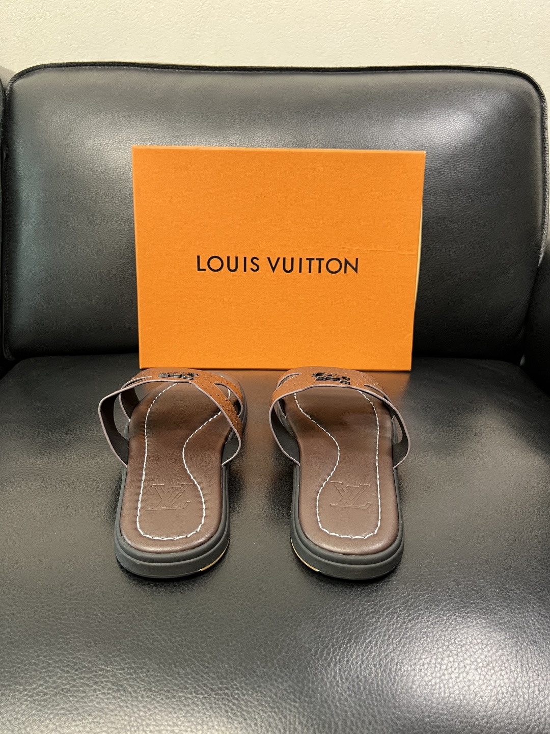 Lv 高品质 顶级工艺品 路易威登，拖鞋 专柜同步原厂配置，鞋面意大利进口，高品质拼接缤纷色彩复杂工艺品