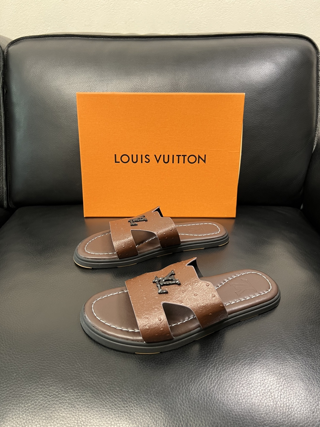 Lv 高品质 顶级工艺品 路易威登，拖鞋 专柜同步原厂配置，鞋面意大利进口，高品质拼接缤纷色彩复杂工艺品