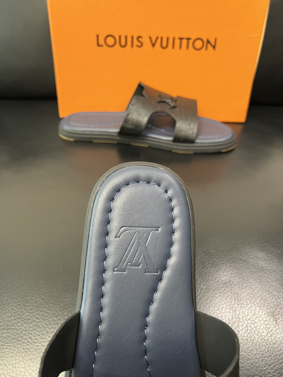 Lv 高品质 顶级工艺品 路易威登，拖鞋 专柜同步原厂配置，鞋面意大利进口，高品质拼接缤纷色彩复杂工艺品