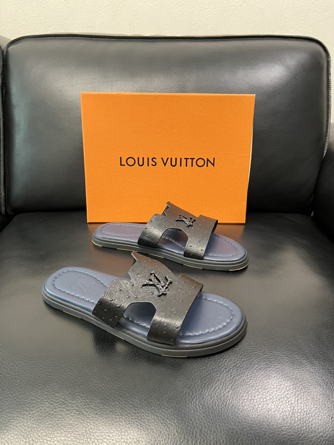 Lv 高品质 顶级工艺品 路易威登，拖鞋 专柜同步原厂配置，鞋面意大利进口，高品质拼接缤纷色彩复杂工艺品