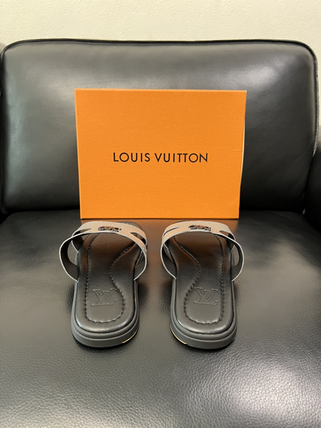 Lv 高品质 顶级工艺品 路易威登，拖鞋 专柜同步原厂配置，鞋面意大利进口，高品质拼接缤纷色彩复杂工艺品