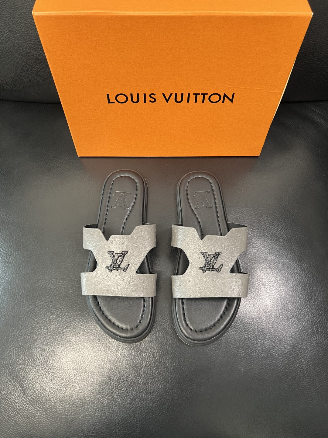 Lv 高品质 顶级工艺品 路易威登，拖鞋 专柜同步原厂配置，鞋面意大利进口，高品质拼接缤纷色彩复杂工艺品