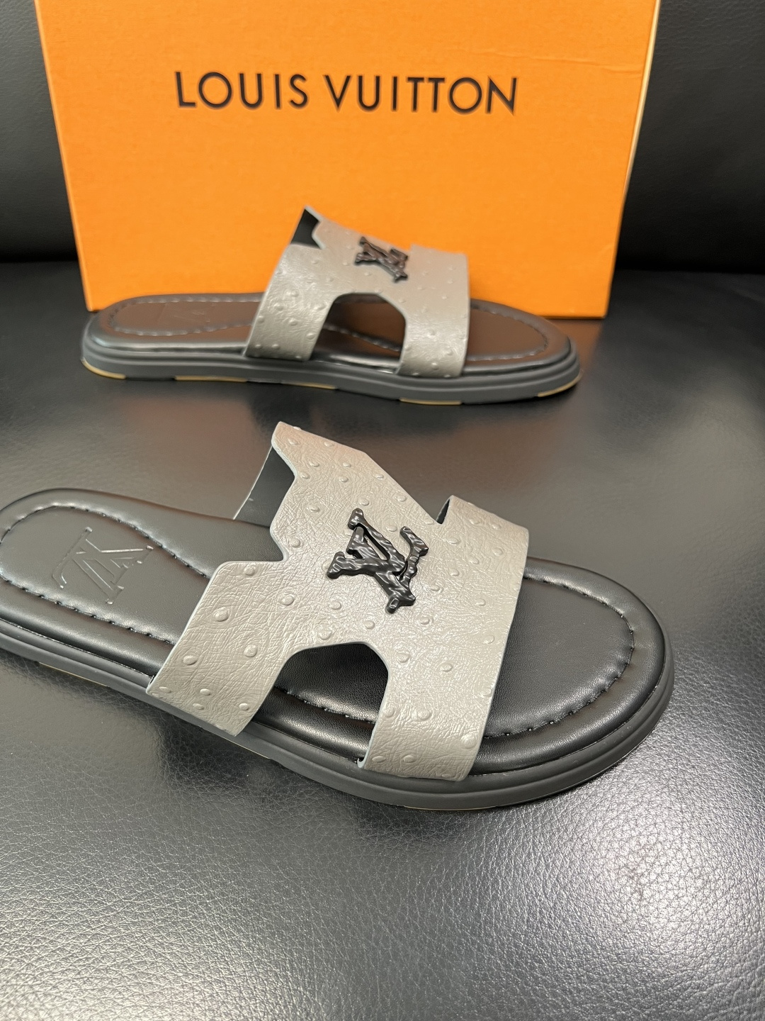 Lv 高品质 顶级工艺品 路易威登，拖鞋 专柜同步原厂配置，鞋面意大利进口，高品质拼接缤纷色彩复杂工艺品