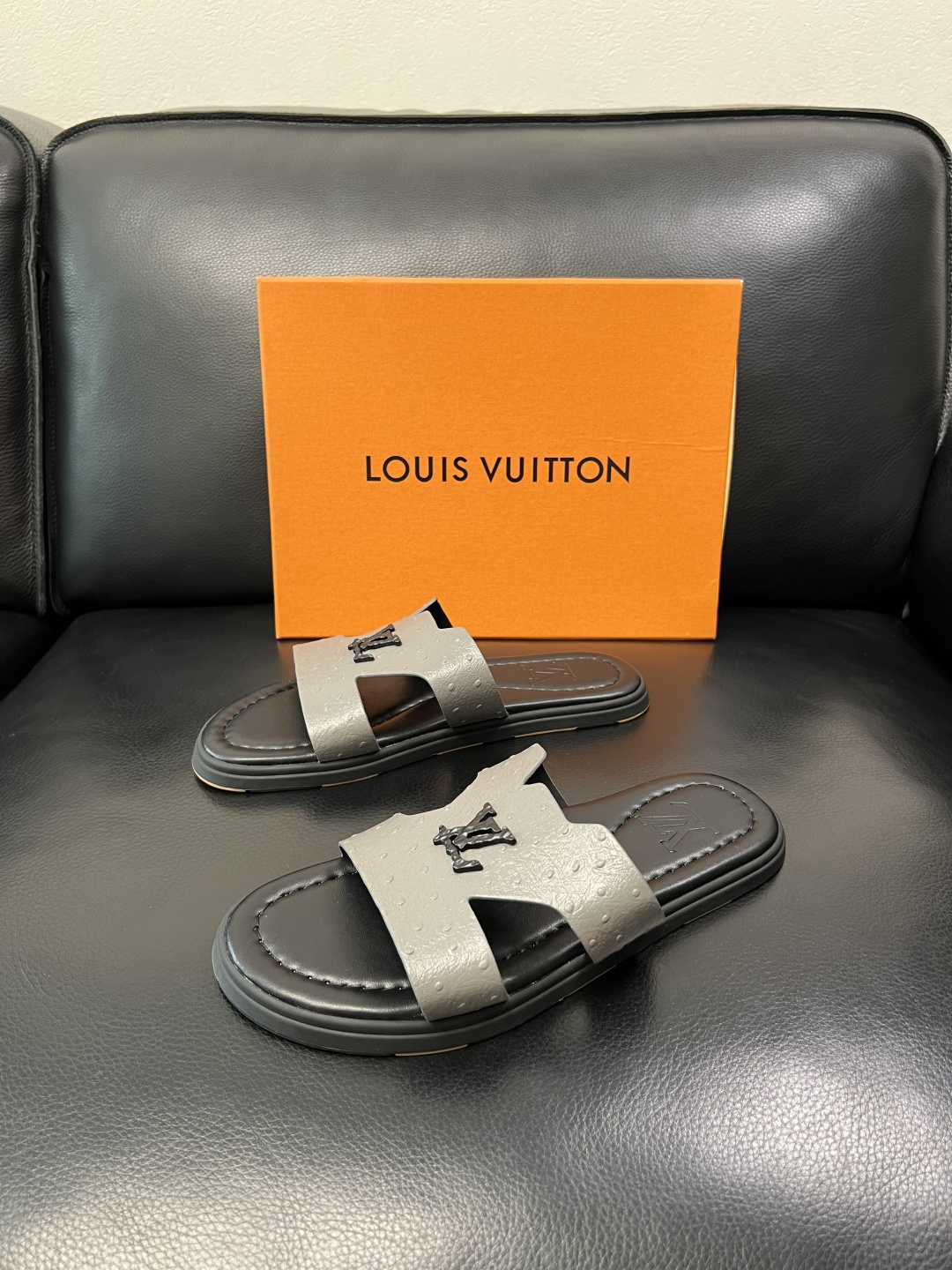 Lv 高品质 顶级工艺品 路易威登，拖鞋 专柜同步原厂配置，鞋面意大利进口，高品质拼接缤纷色彩复杂工艺品