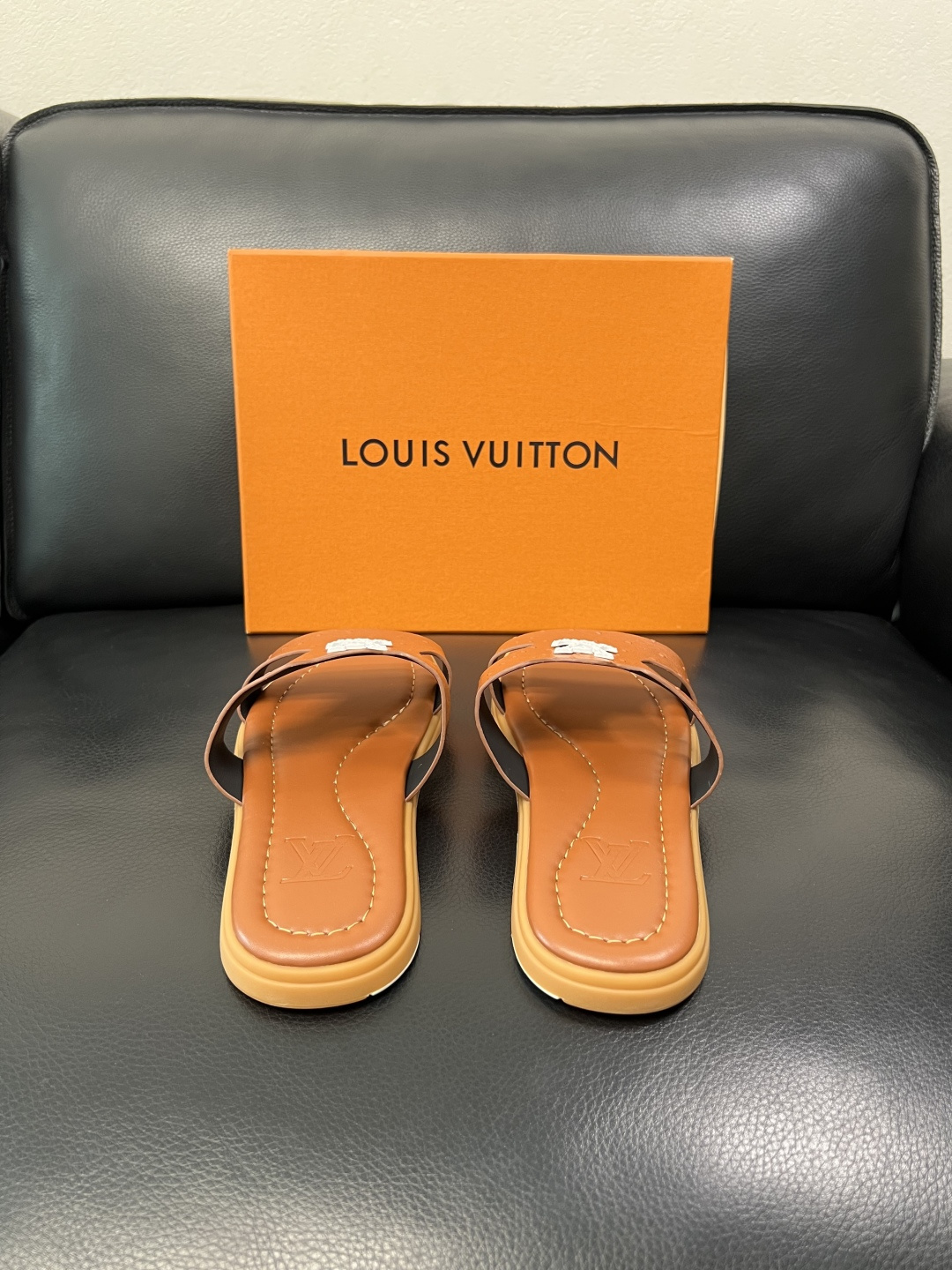 Lv 高品质 顶级工艺品 路易威登，拖鞋 专柜同步原厂配置，鞋面意大利进口，高品质拼接缤纷色彩复杂工艺品