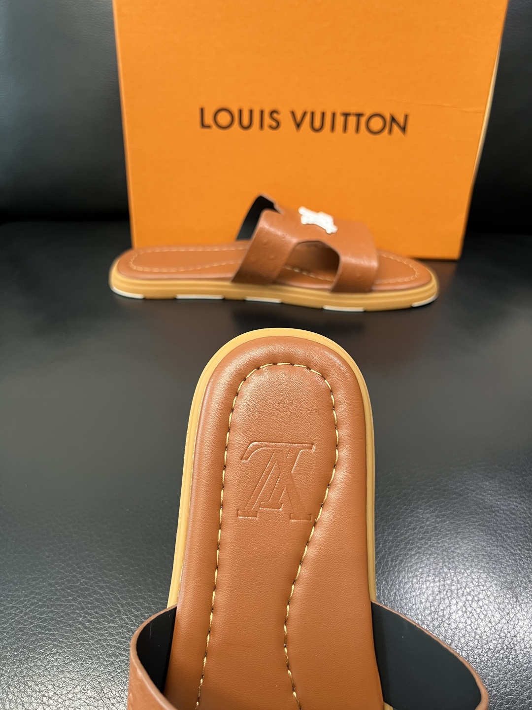 Lv 高品质 顶级工艺品 路易威登，拖鞋 专柜同步原厂配置，鞋面意大利进口，高品质拼接缤纷色彩复杂工艺品