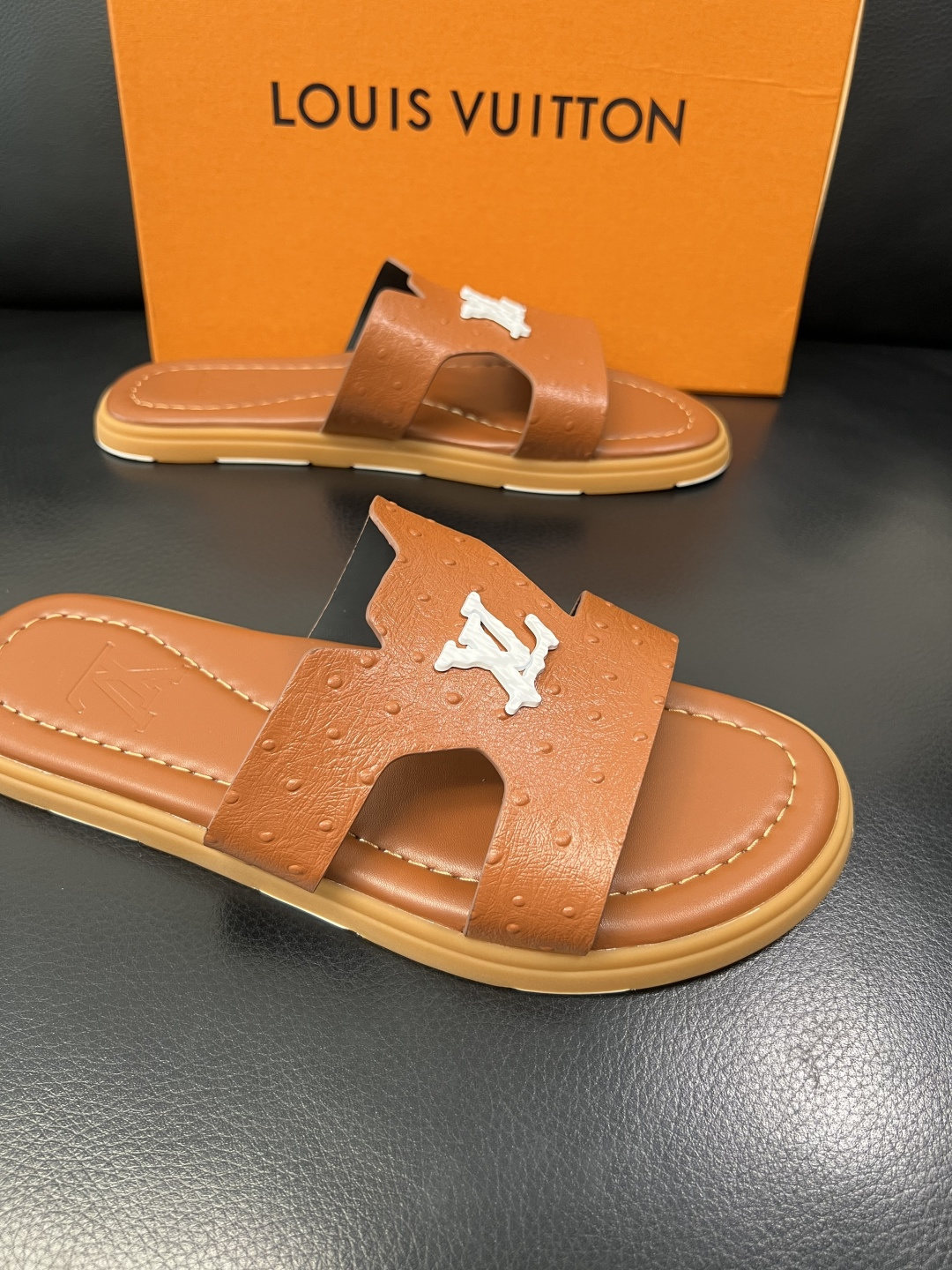 Lv 高品质 顶级工艺品 路易威登，拖鞋 专柜同步原厂配置，鞋面意大利进口，高品质拼接缤纷色彩复杂工艺品