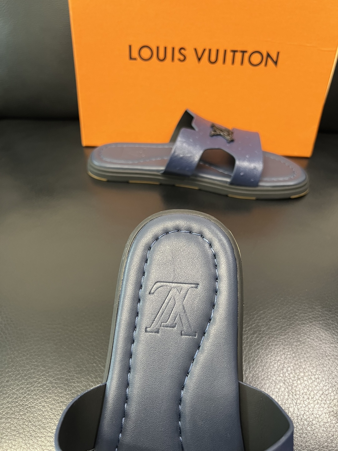 Lv 高品质 顶级工艺品 路易威登，拖鞋 专柜同步原厂配置，鞋面意大利进口，高品质拼接缤纷色彩复杂工艺品