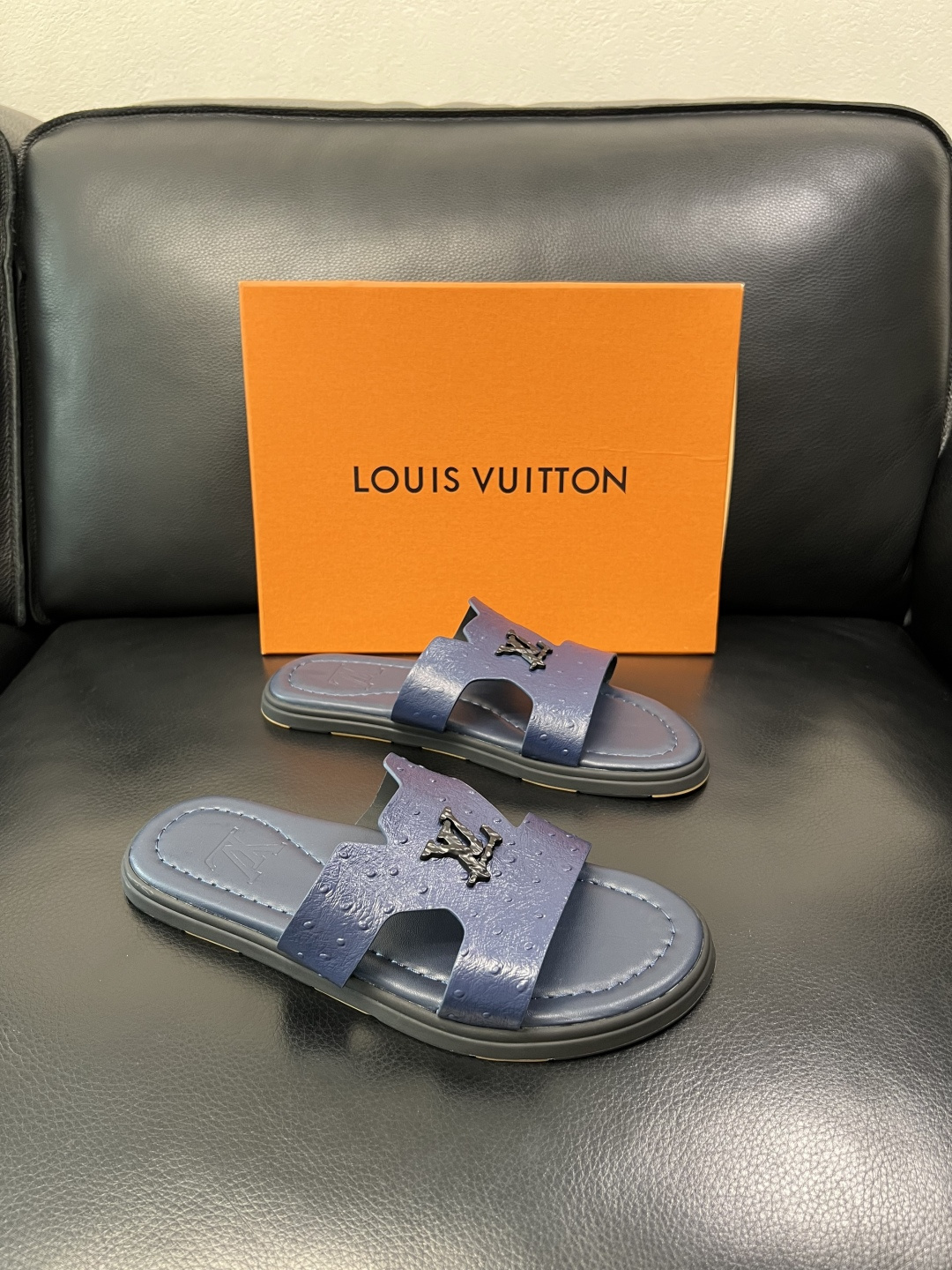 Lv 高品质 顶级工艺品 路易威登，拖鞋 专柜同步原厂配置，鞋面意大利进口，高品质拼接缤纷色彩复杂工艺品