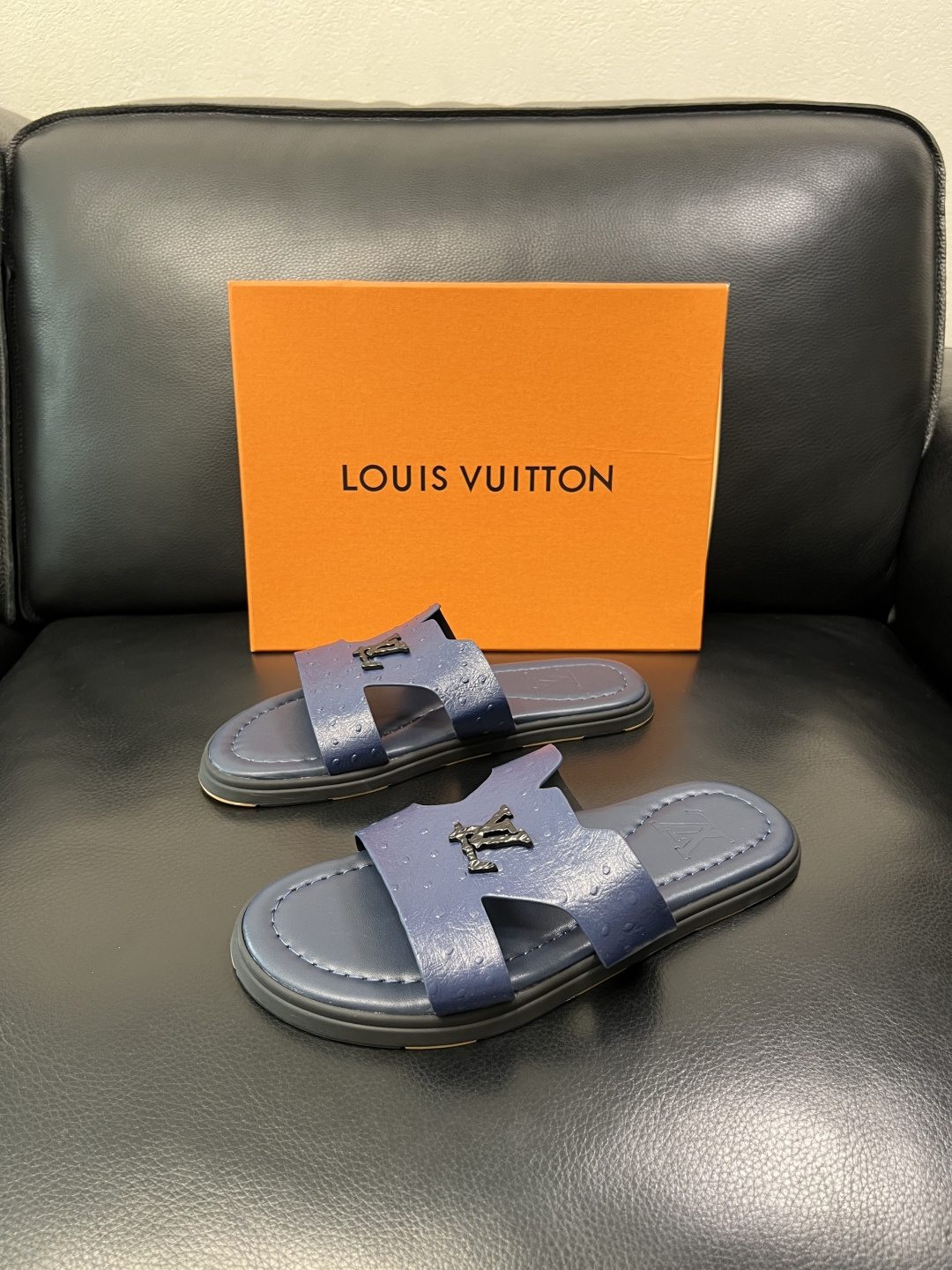 Lv 高品质 顶级工艺品 路易威登，拖鞋 专柜同步原厂配置，鞋面意大利进口，高品质拼接缤纷色彩复杂工艺品