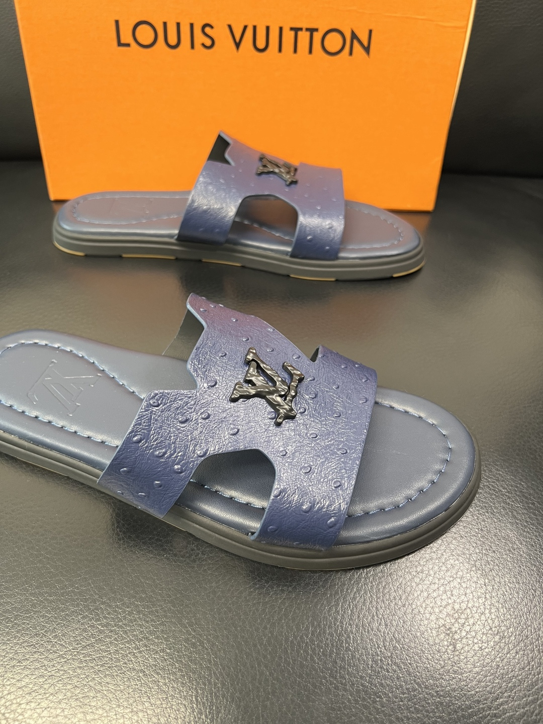 Lv 高品质 顶级工艺品 路易威登，拖鞋 专柜同步原厂配置，鞋面意大利进口，高品质拼接缤纷色彩复杂工艺品