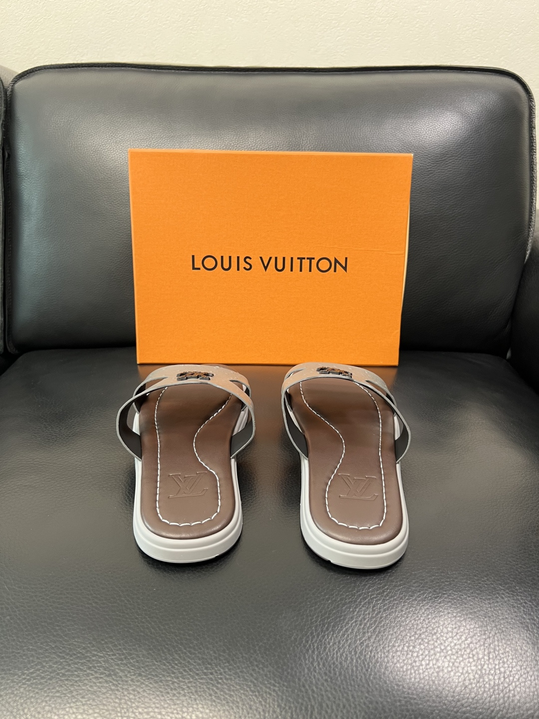 Lv 高品质 顶级工艺品 路易威登，拖鞋 专柜同步原厂配置，鞋面意大利进口，高品质拼接缤纷色彩复杂工艺品