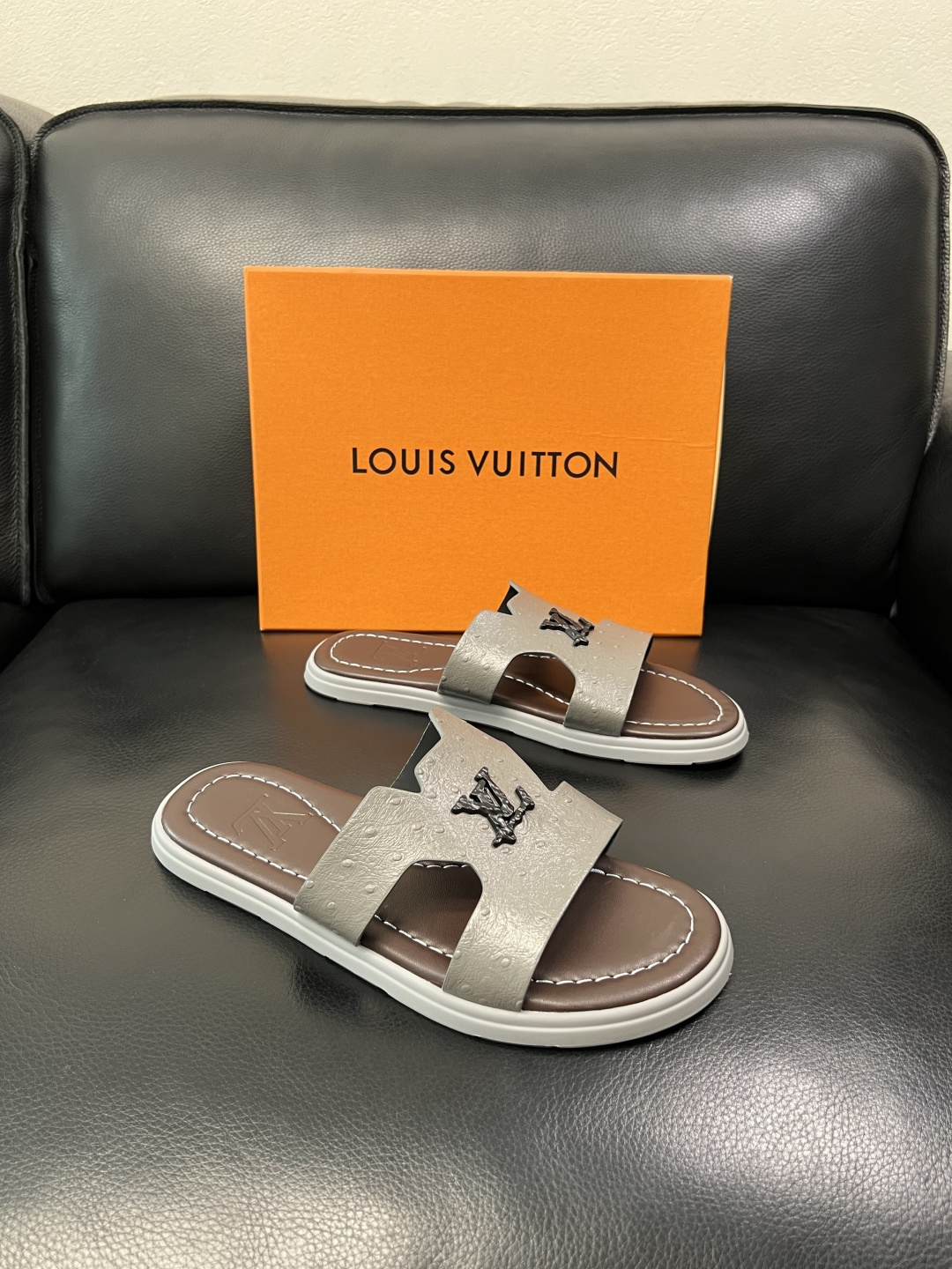 Lv 高品质 顶级工艺品 路易威登，拖鞋 专柜同步原厂配置，鞋面意大利进口，高品质拼接缤纷色彩复杂工艺品