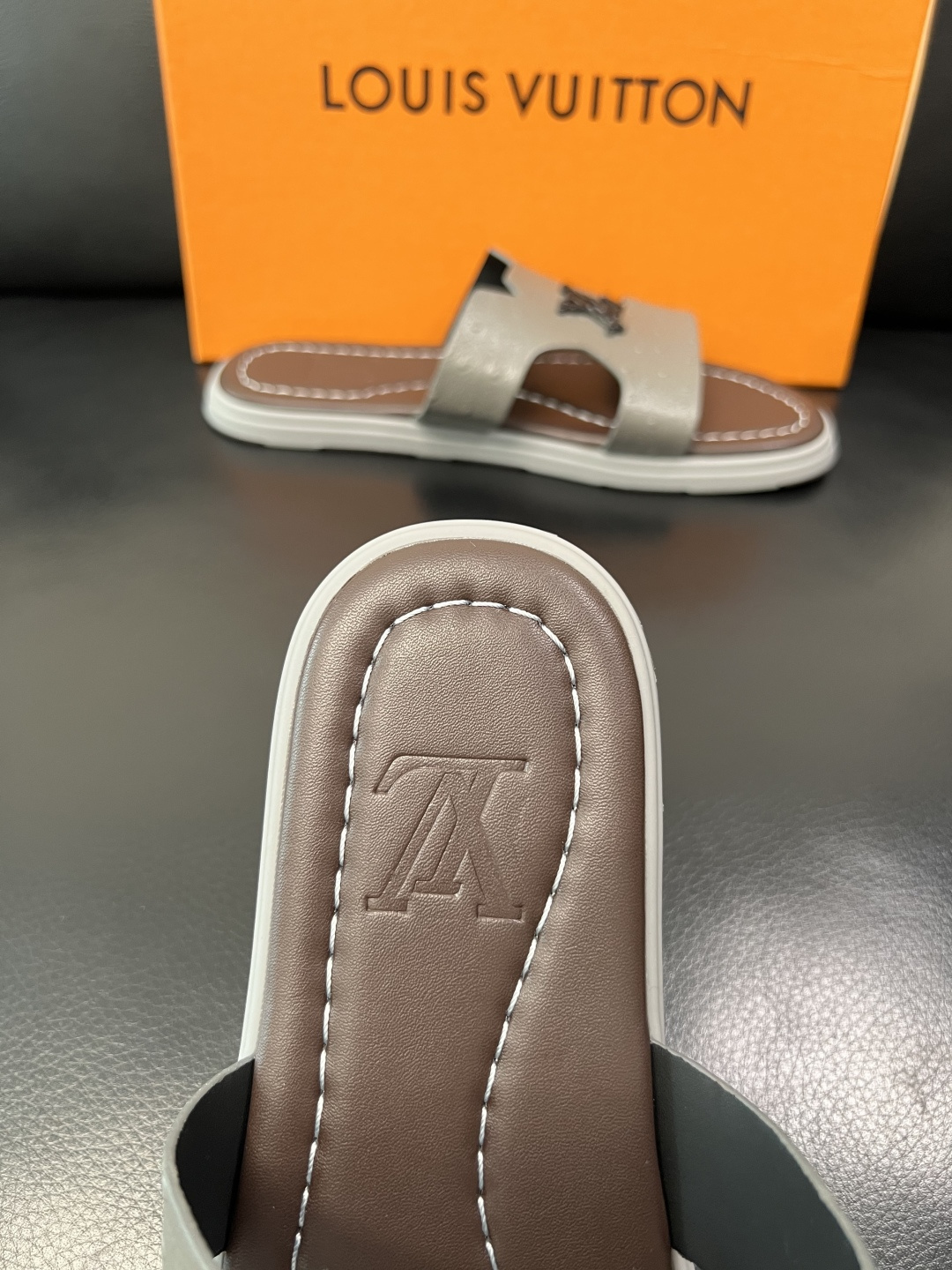 Lv 高品质 顶级工艺品 路易威登，拖鞋 专柜同步原厂配置，鞋面意大利进口，高品质拼接缤纷色彩复杂工艺品