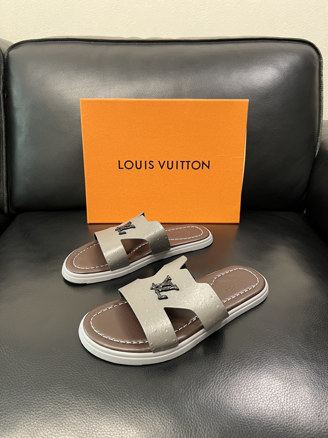 Lv 高品质 顶级工艺品 路易威登，拖鞋 专柜同步原厂配置，鞋面意大利进口，高品质拼接缤纷色彩复杂工艺品