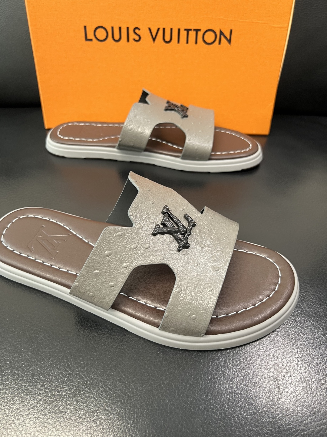 Lv 高品质 顶级工艺品 路易威登，拖鞋 专柜同步原厂配置，鞋面意大利进口，高品质拼接缤纷色彩复杂工艺品