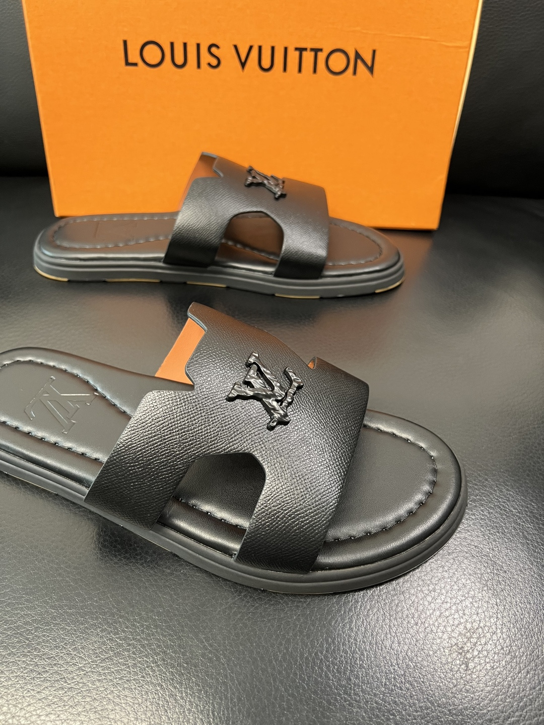 Lv 高品质 顶级工艺品 路易威登，拖鞋 专柜同步原厂配置，鞋面意大利进口，高品质拼接缤纷色彩复杂工艺品