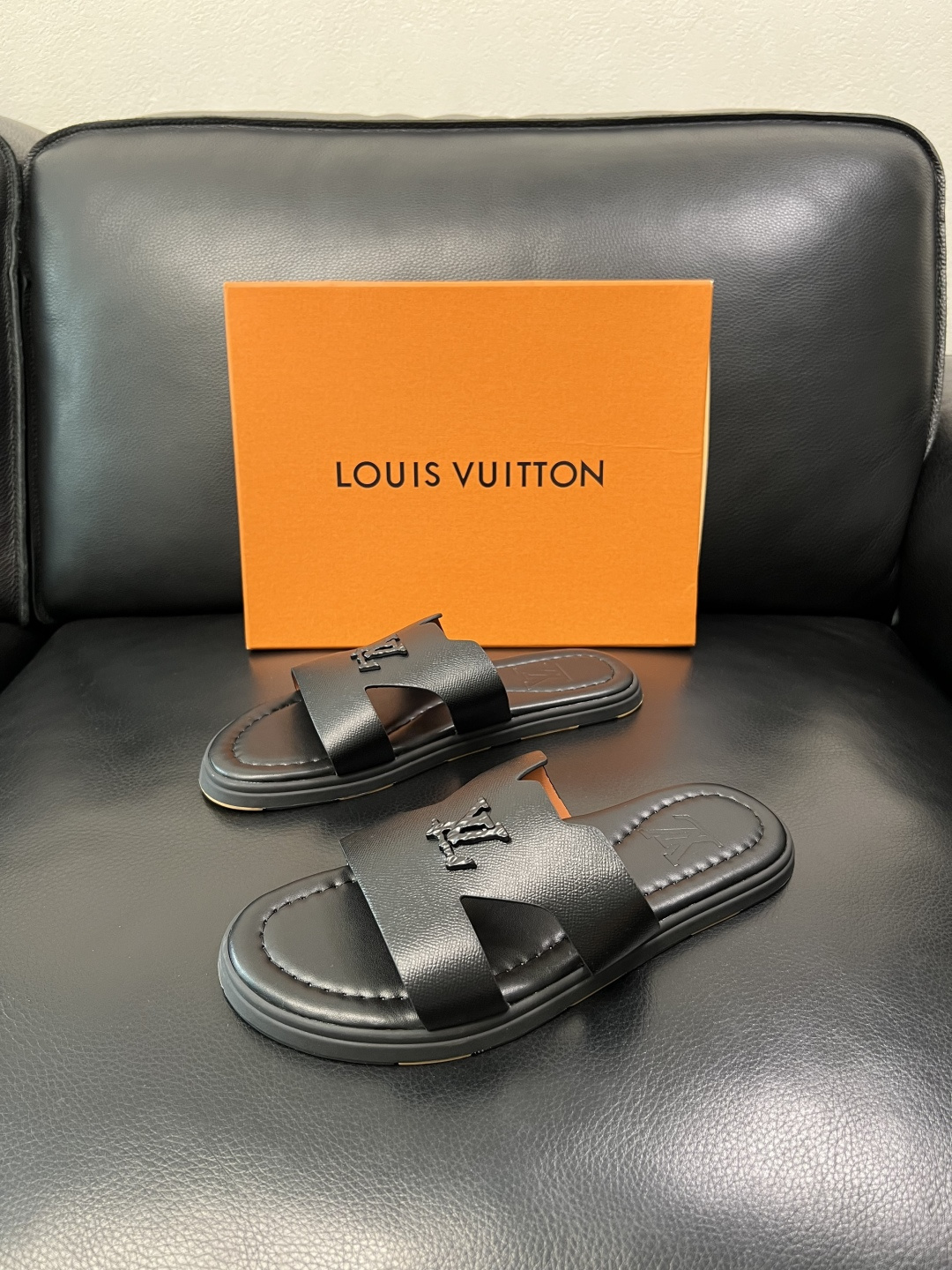 Lv 高品质 顶级工艺品 路易威登，拖鞋 专柜同步原厂配置，鞋面意大利进口，高品质拼接缤纷色彩复杂工艺品