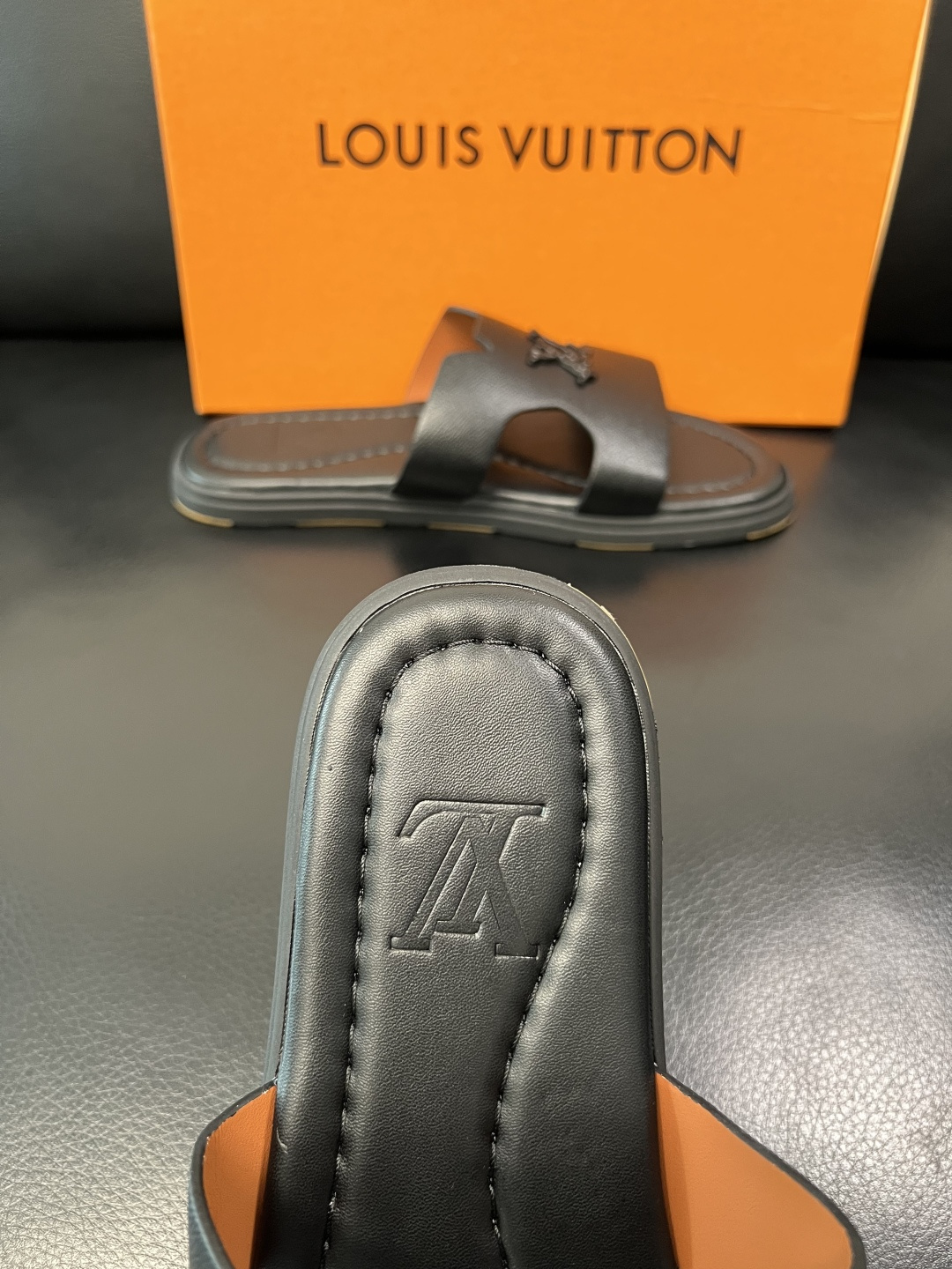 Lv 高品质 顶级工艺品 路易威登，拖鞋 专柜同步原厂配置，鞋面意大利进口，高品质拼接缤纷色彩复杂工艺品