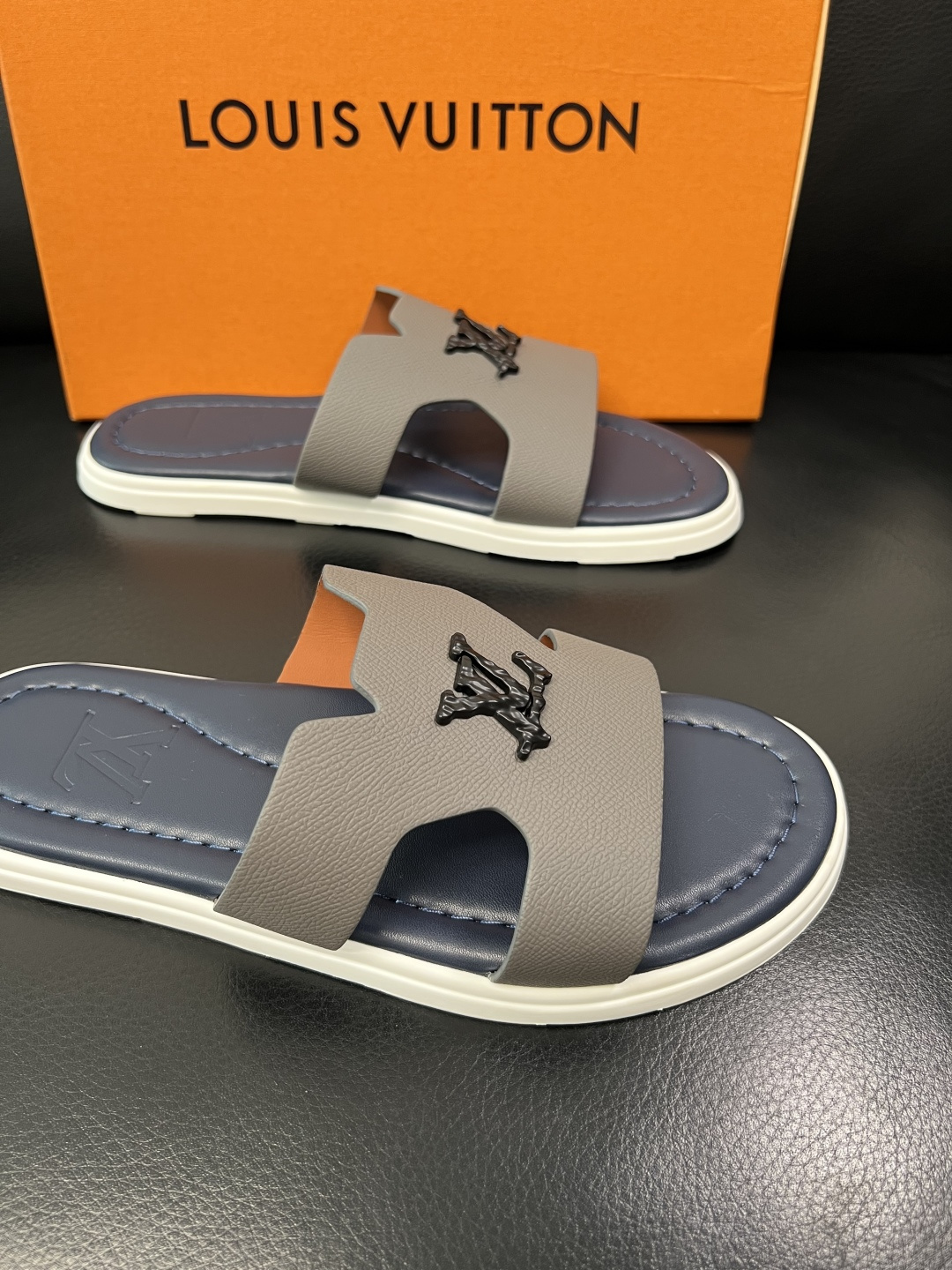 Lv 高品质 顶级工艺品 路易威登，拖鞋 专柜同步原厂配置，鞋面意大利进口，高品质拼接缤纷色彩复杂工艺品