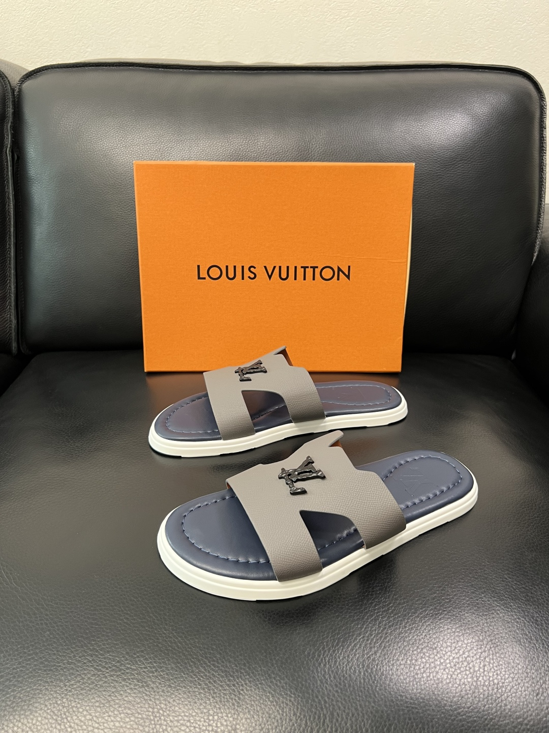 Lv 高品质 顶级工艺品 路易威登，拖鞋 专柜同步原厂配置，鞋面意大利进口，高品质拼接缤纷色彩复杂工艺品