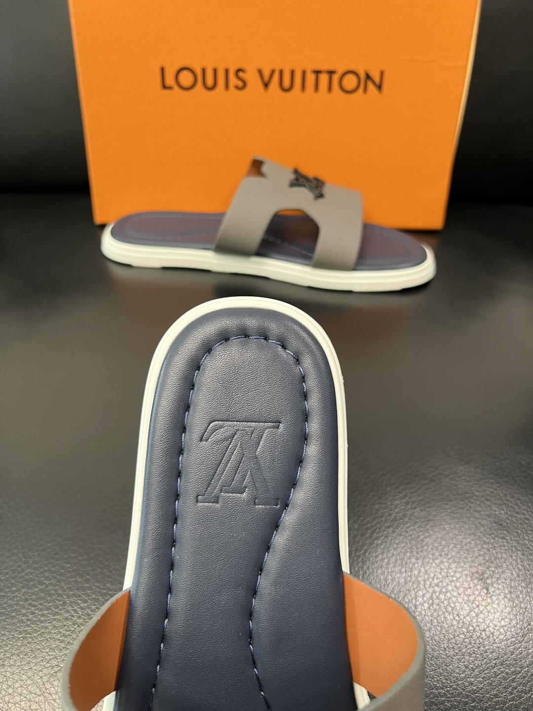 Lv 高品质 顶级工艺品 路易威登，拖鞋 专柜同步原厂配置，鞋面意大利进口，高品质拼接缤纷色彩复杂工艺品