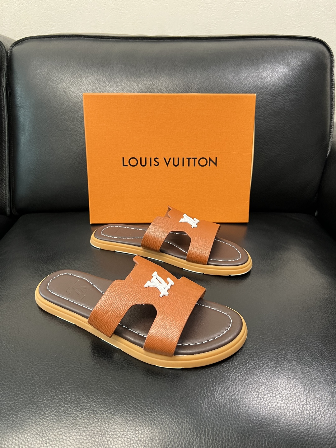 Lv 高品质 顶级工艺品 路易威登，拖鞋 专柜同步原厂配置，鞋面意大利进口，高品质拼接缤纷色彩复杂工艺品