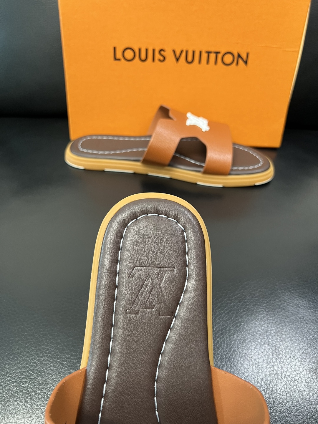 Lv 高品质 顶级工艺品 路易威登，拖鞋 专柜同步原厂配置，鞋面意大利进口，高品质拼接缤纷色彩复杂工艺品