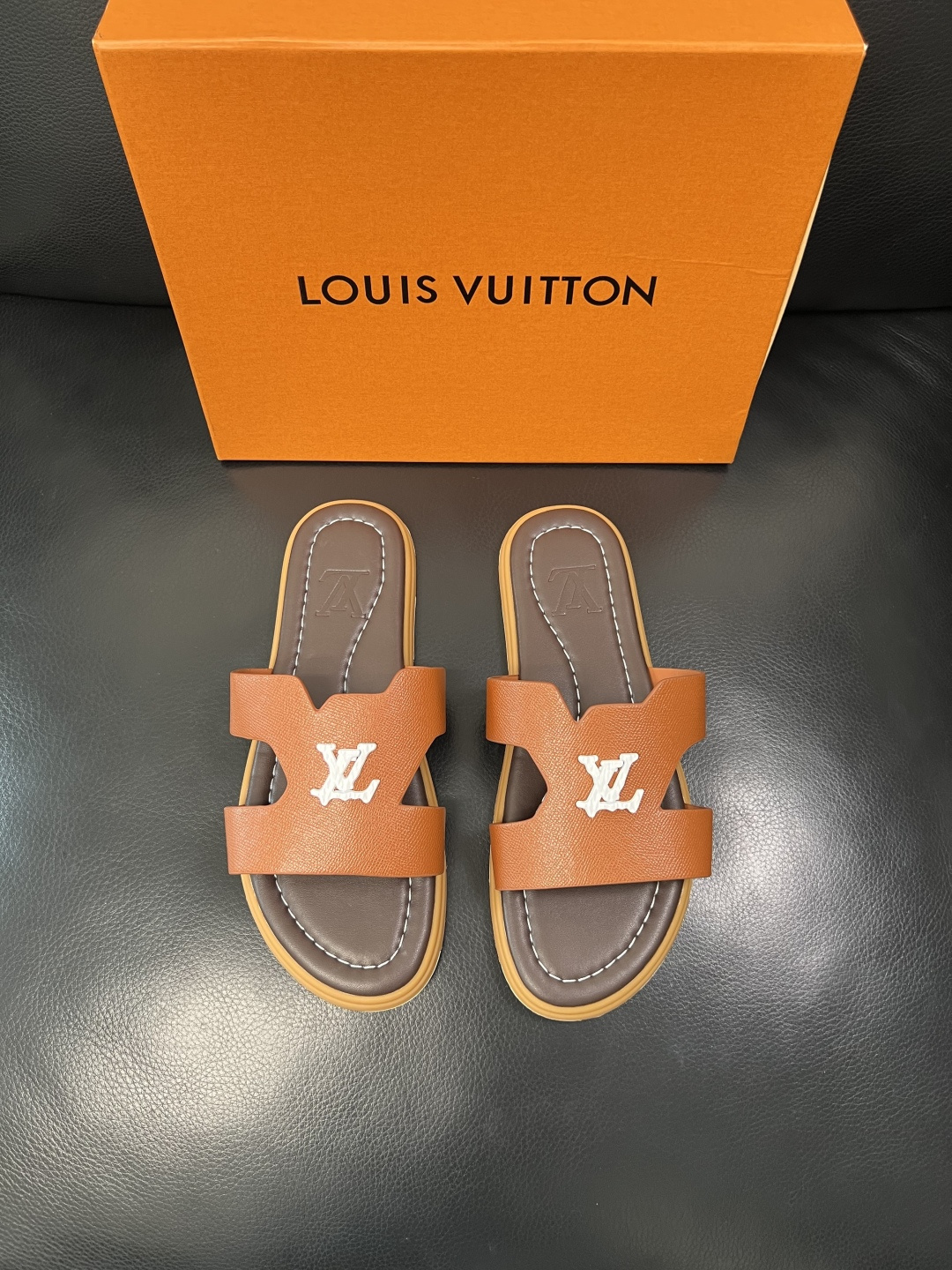 Lv 高品质 顶级工艺品 路易威登，拖鞋 专柜同步原厂配置，鞋面意大利进口，高品质拼接缤纷色彩复杂工艺品