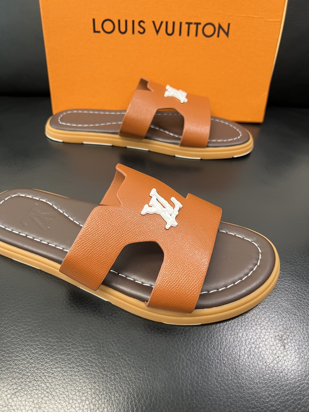 Lv 高品质 顶级工艺品 路易威登，拖鞋 专柜同步原厂配置，鞋面意大利进口，高品质拼接缤纷色彩复杂工艺品