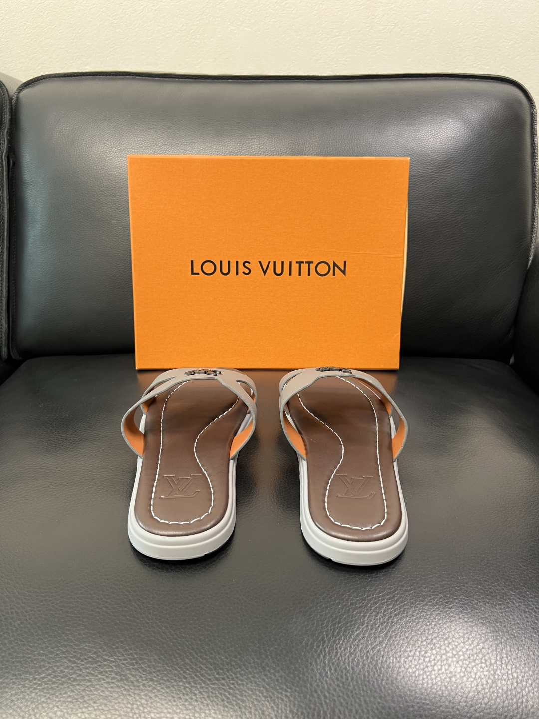 Lv 高品质 顶级工艺品 路易威登，拖鞋 专柜同步原厂配置，鞋面意大利进口，高品质拼接缤纷色彩复杂工艺品