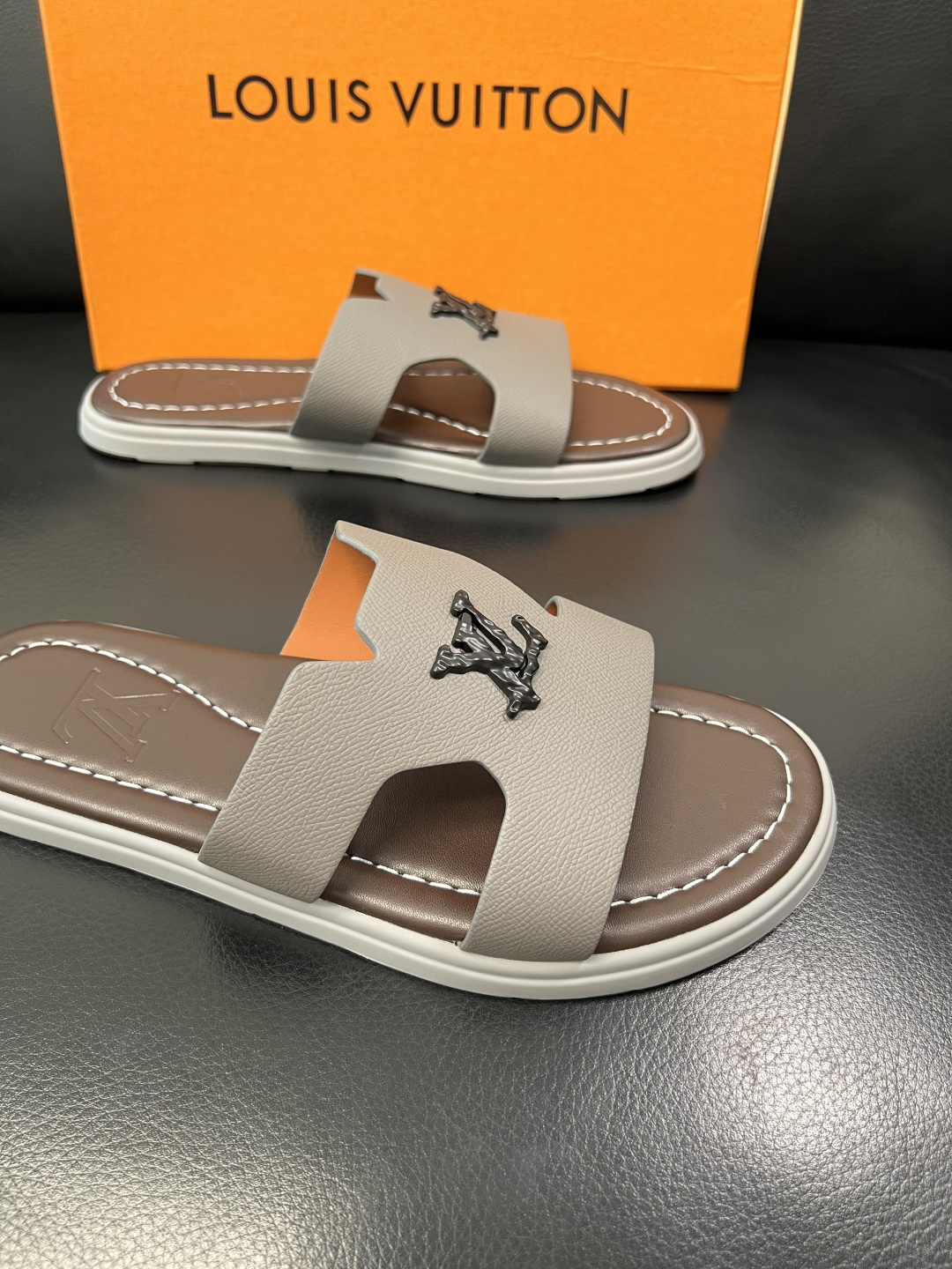 Lv 高品质 顶级工艺品 路易威登，拖鞋 专柜同步原厂配置，鞋面意大利进口，高品质拼接缤纷色彩复杂工艺品