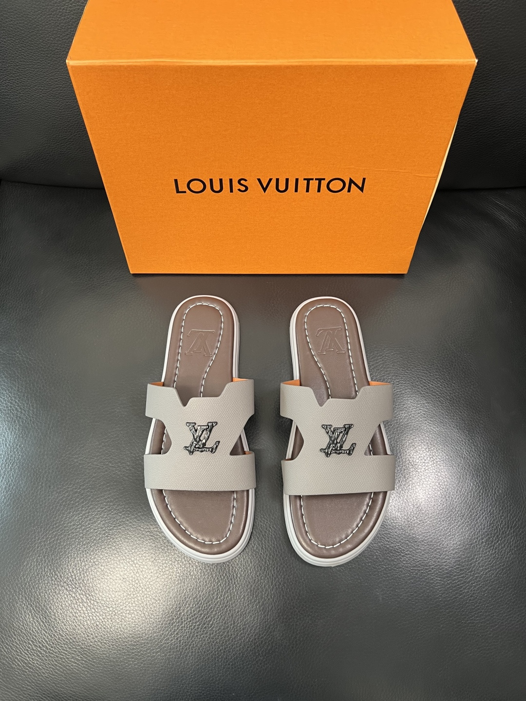 Lv 高品质 顶级工艺品 路易威登，拖鞋 专柜同步原厂配置，鞋面意大利进口，高品质拼接缤纷色彩复杂工艺品