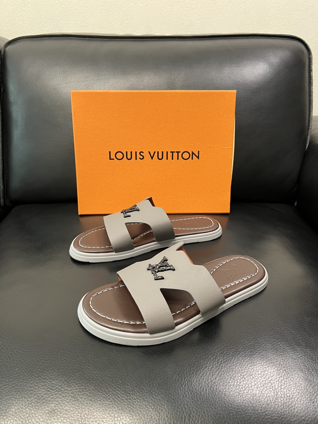 Lv 高品质 顶级工艺品 路易威登，拖鞋 专柜同步原厂配置，鞋面意大利进口，高品质拼接缤纷色彩复杂工艺品