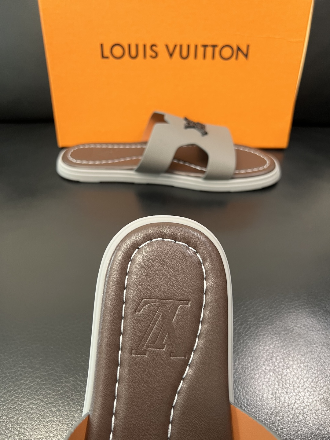 Lv 高品质 顶级工艺品 路易威登，拖鞋 专柜同步原厂配置，鞋面意大利进口，高品质拼接缤纷色彩复杂工艺品