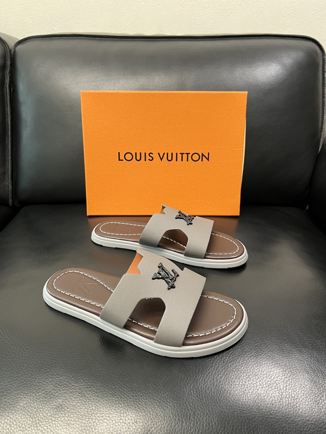 Lv 高品质 顶级工艺品 路易威登，拖鞋 专柜同步原厂配置，鞋面意大利进口，高品质拼接缤纷色彩复杂工艺品