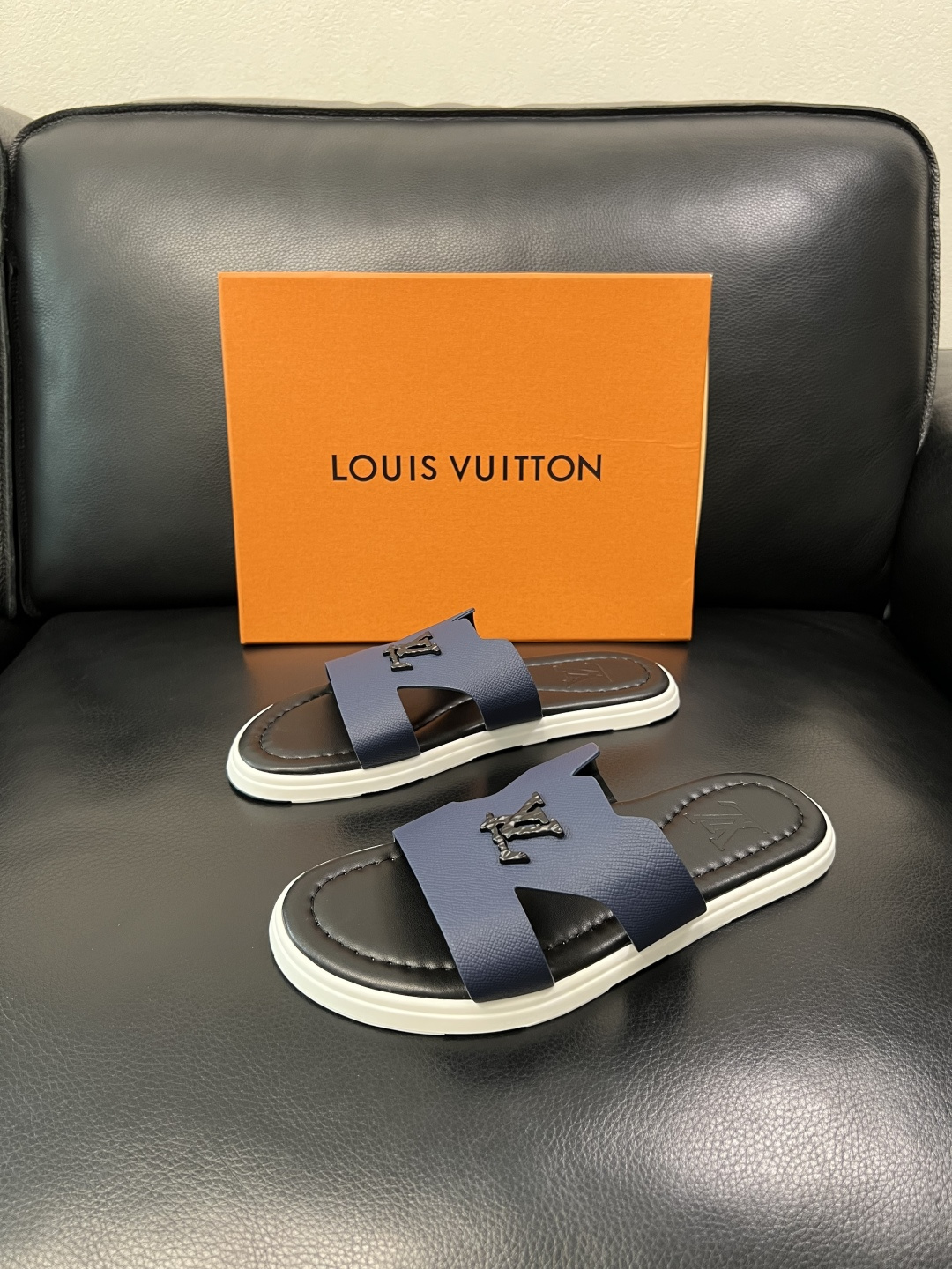 Lv 高品质 顶级工艺品 路易威登，拖鞋 专柜同步原厂配置，鞋面意大利进口，高品质拼接缤纷色彩复杂工艺品