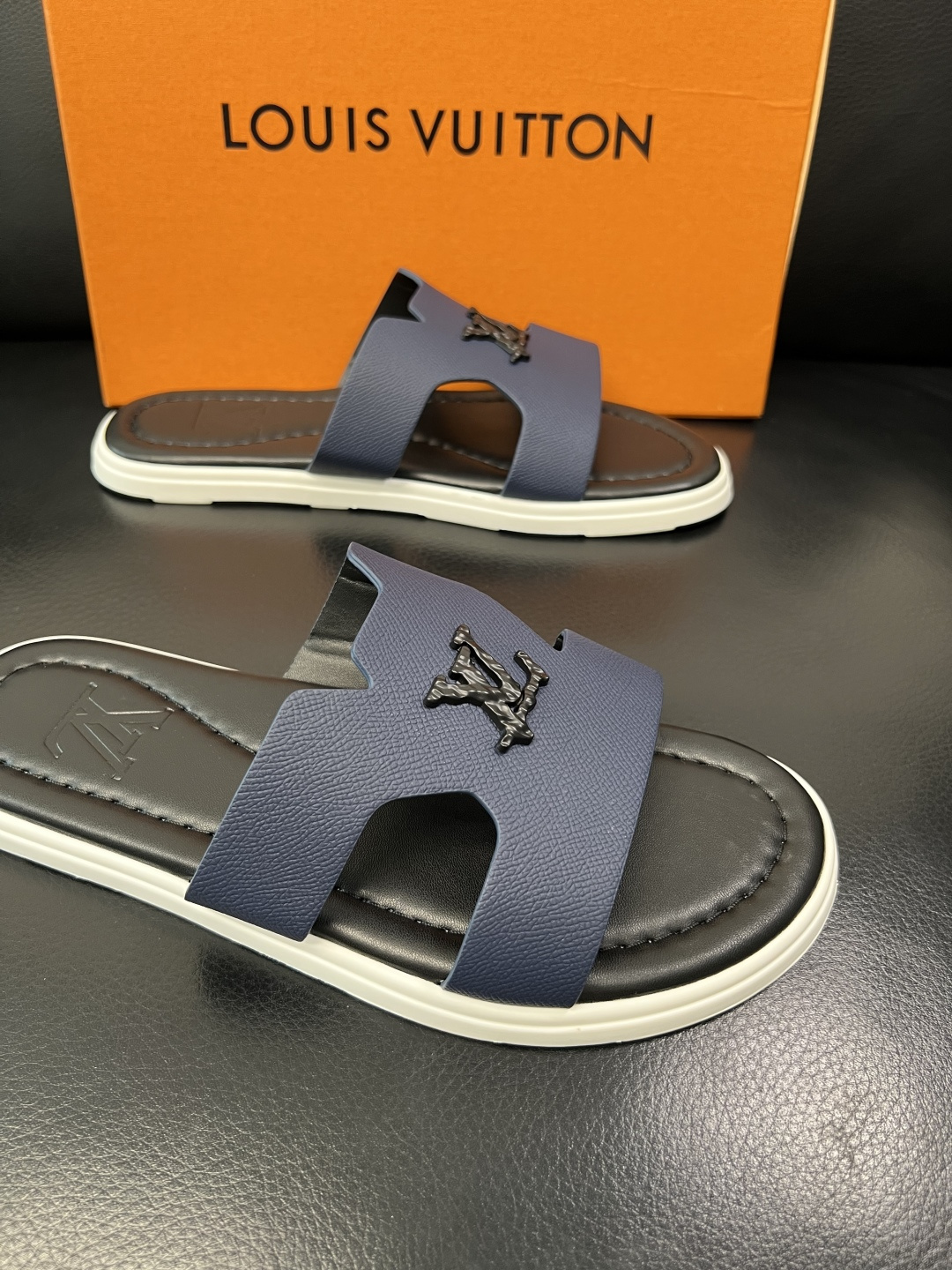 Lv 高品质 顶级工艺品 路易威登，拖鞋 专柜同步原厂配置，鞋面意大利进口，高品质拼接缤纷色彩复杂工艺品
