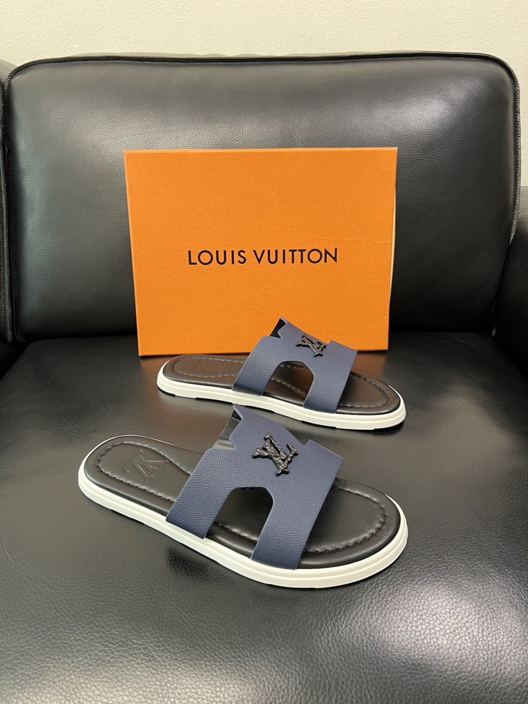 Lv 高品质 顶级工艺品 路易威登，拖鞋 专柜同步原厂配置，鞋面意大利进口，高品质拼接缤纷色彩复杂工艺品